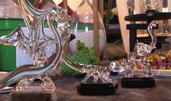 În judeţul Mureş, trăieşte unul dintre ultimii mari meşteri sticlari din România (Video)