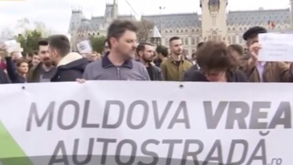 Mii de oameni au ieşit în stradă în semn de protest faţă de lipsa unei autostrăzi care să lege Moldova de restul ţării