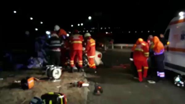 Impact mortal la Şcheia, un şofer de 28 de ani a lovit frontal "Zidul Morţii", un perete de ciment din sensul giratoriu (Video)