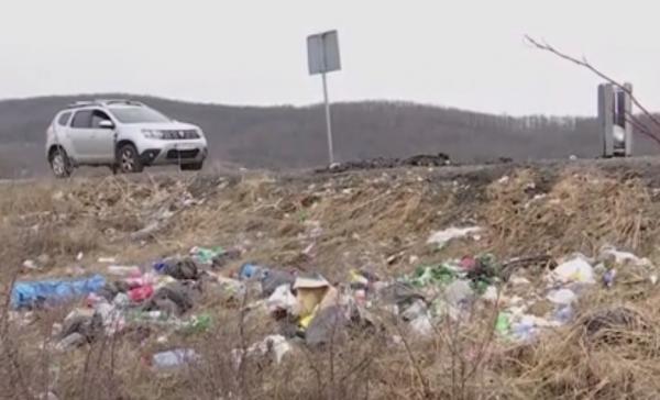 Parcările de pe marginea drumurilor naţionale, adevărate gropi de gunoi (Video)