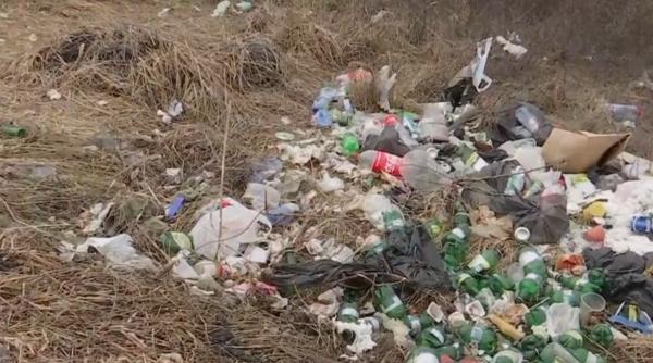Parcările de pe marginea drumurilor naționale, pline de gunoaie