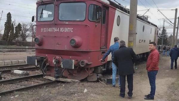 O locomotivă a sărit de pe şine în Braşov, a cincea deraiere în martie