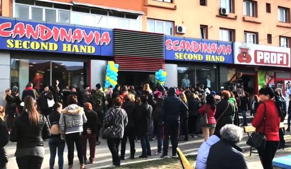 Bătălie la deschiderea unui magazin second-hand, în Târgu-Jiu: 'Uite cum tăbărâră pe haine'