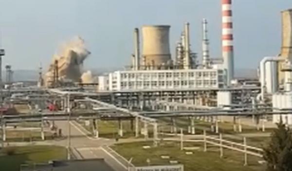 Imagini spectaculoase la Ploieşti. Vechiul turn de răcire al rafinăriei a fost demolat prin implozie (Video)