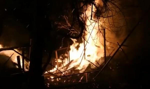 Încă un incendiu de vegetaţie a făcut prăpăd. O gospodărie şi două anexe s-au făcut scrum în Gorj