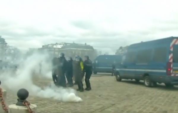 Noi proteste violente la Paris. Peste zece mii de oameni au ieşit în stradă (Video)