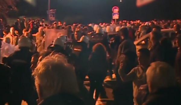 Un grup de manifestanţi a pătruns în sediul postului public de televiziune din Serbia (Video)