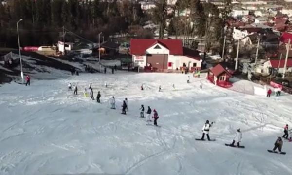 La Vatra Dornei, zeci de oameni au îmbrăcat haine tradiţioanle şi-au închis sezonul de schi cu o horă