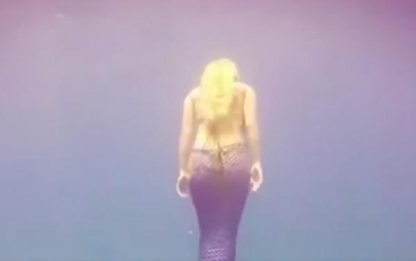 O tânără din Australia înoată precum o sirenă