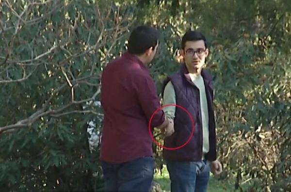 Experiment Observator. Ce faci când un străin te salută şi îţi strânge mâna, dar apoi nu-ţi mai dă drumul (Video)