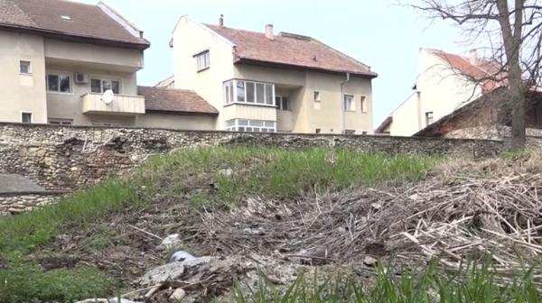 Localnicii din Orăştie, acuzaţi că au transformat Cetatea medievală în WC public