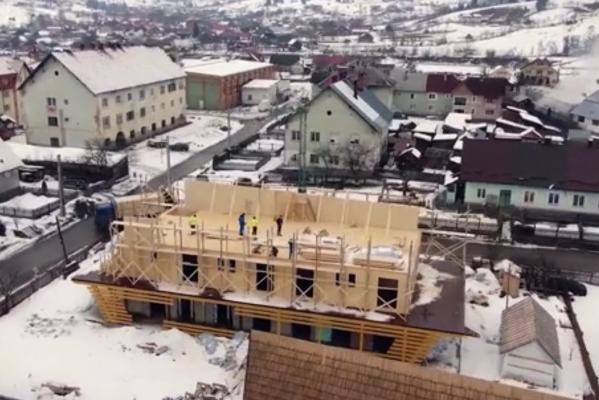 Constructorii au găsit o utilitate pentru lâna de oaie: termoizolează case cu ea