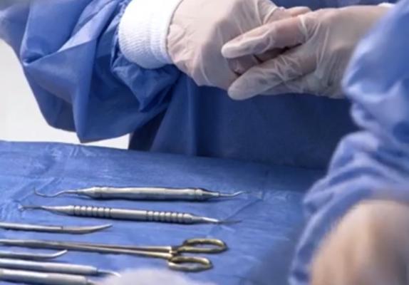 Anchetă la Suceava, după ce o mamă şi-a dus copilul la dentist, iar copilului i s-a umflat faţa (Video)