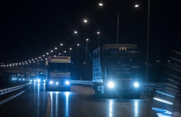 Luminile puternice montate pe camioane şi maşini, interzise prin lege (Video)