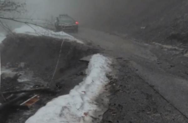 Alunecări de teren majore. Drumul spre Sarmizegetusa Regia s-a surpat din nou