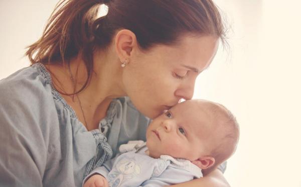 500 de mii de mame din România își cresc copiii singure. La fel și 100 de mii de tați