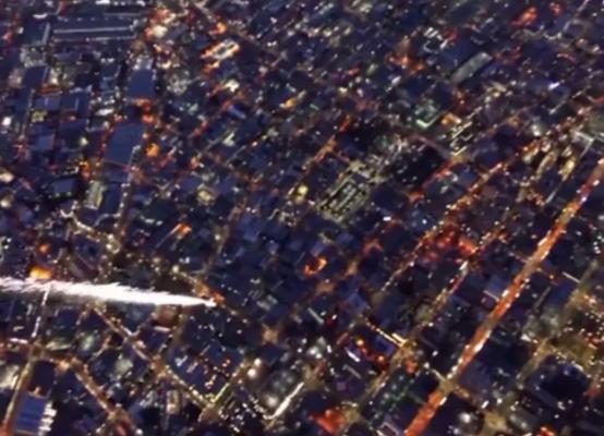 Locuitorii din Los Angeles, "invadați" de extratareștri - doi cascadori în costume speciale