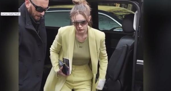 Bella şi Gigi Hadid, ironizate că s-au pozat cu cărţi în mâini