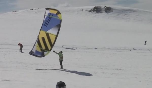 Vântul a fost prielnic pentru pasionații de snowkite, la munte