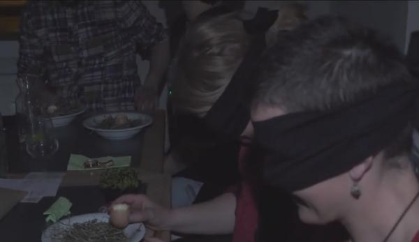 Cina legat la ochi, provocarea pentru clienții unui restaurant din Sibiu