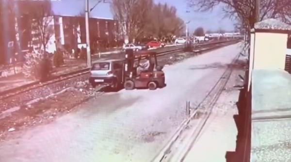 Un bărbat supărat a mutat Matizul vecinului cu motostivuitorul, în Călărași (Video)