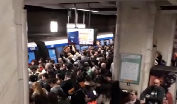 Metroul defectat pe magistrala Pipera - Berceni a provocat haos în traficul subteran