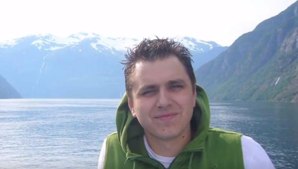 Ziua polițist, noaptea traficant de droguri. Iubita l-a dat de gol