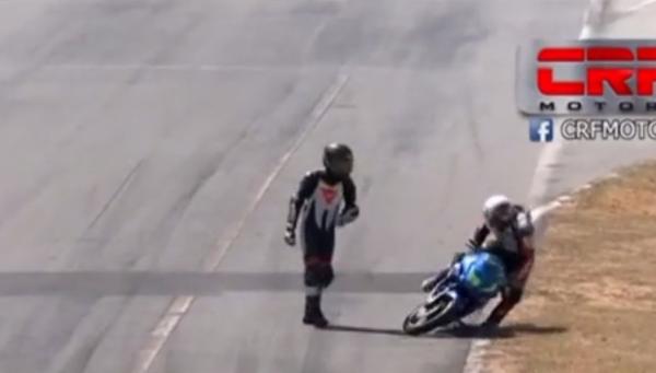 Doi motociclişti s-au luat la bătaie pe pistă, în timpul unei curse, în Costa Rica (Video)