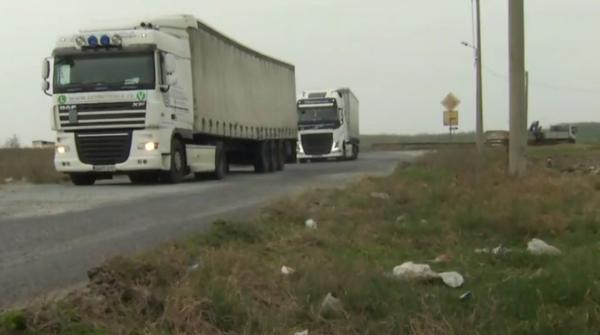 Străini întâmpinați de gropi și gunoaie, la ieșirea din Vama Giurgiu