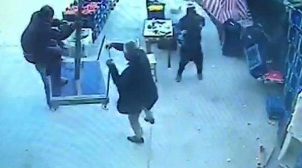 Un bărbat este luat pe sus şi zburat prin aer patru metri, de o furtună puternică (Video)