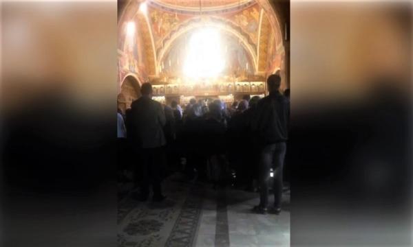 Un preot îl înjură pe Iohannis şi ameninţă enoriaşii cu bătaia în biserică: "Vă dau peste bot şi vă scot dinţii!" (Video)