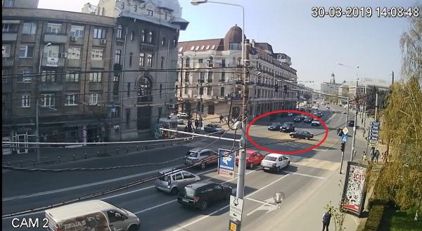 Accident cumplit filmat de camerele video, în Ploieşti. Un şofer forţează semaforul, izbeşte violent două maşini