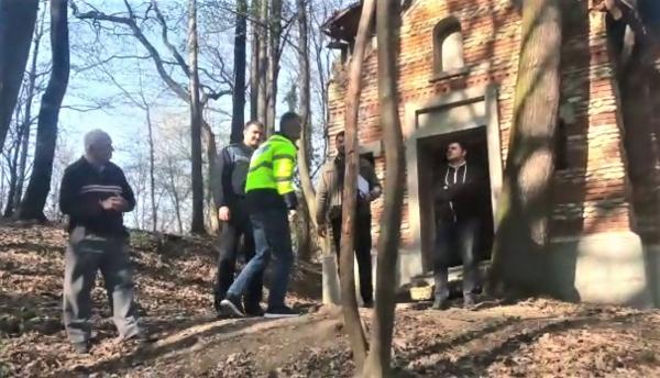 Cadavru mumificat descoperit la Miceşti, într-o capelă de rugăciuni de lângă fosta vilă a lui Ceauşescu (Video)