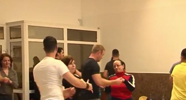 Cursuri de dans pentru părinţi şi copii, modalitate de apropiere între generaţii