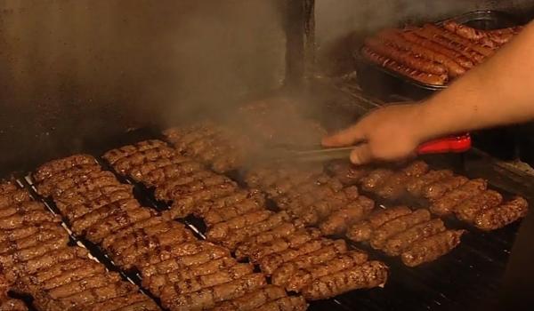 Cum preparăm carnea la grătar pentru a evita substanţele toxice