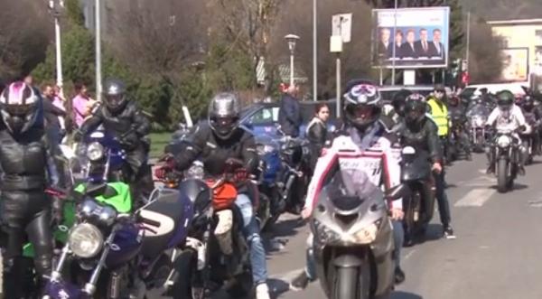 Sute de motocicliști au turat motoarele în Deva, pentru a atrage atenția șoferilor