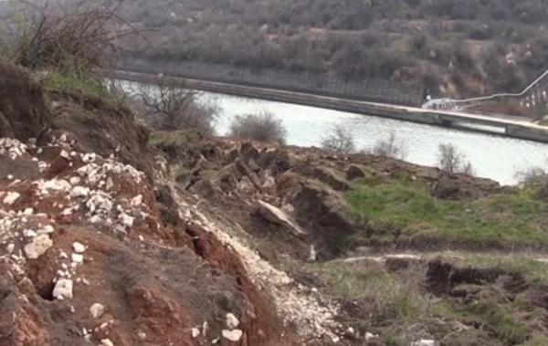 Zeci de case din Cumpăna, în pericol să ajungă în Canalul Dunăre-Marea Neagră