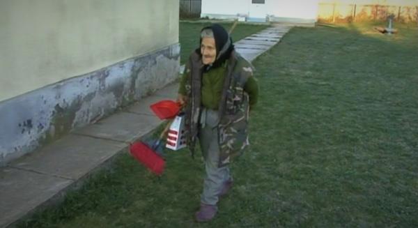Tanti Sofia, femeie de serviciu la o grădiniță din Gorj, concediată pe motiv că e bătrână