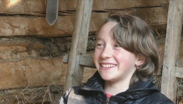 Gest emoționant pentru Crina, eleva premiantă care învăța la lumânare, în Brașov