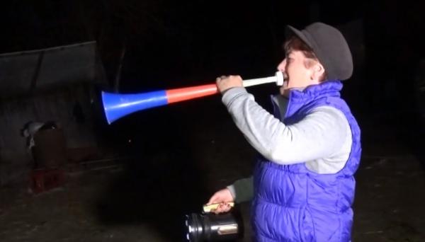 Disperare pentru localnicii unei comune din Bistriţa Năsăud. Urşii le atacă gospodăriile în fiecare noapte (Video)