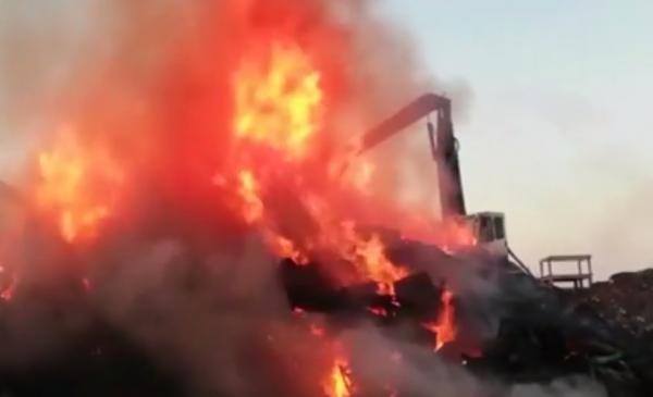 Incendiu uriaș în zona Portului Galaţi. Sute de kilograme de deşeuri au luat foc