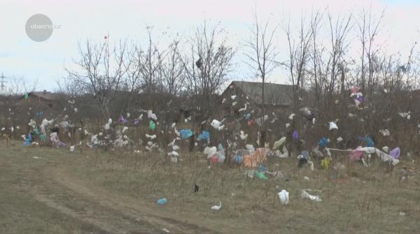 Cartier din Piatra Neamț invadat de gunoaie, abandonate la o groapă improvizată