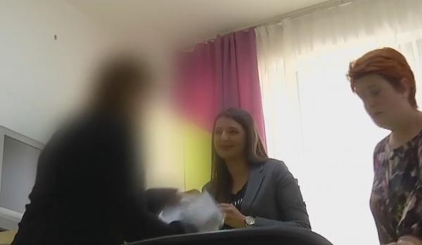 Educatoare surprinsă jignind copiii. E acuzată și că a făcut afaceri pe banii părinților