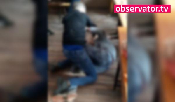Elev filmat în timp ce era bătut fără milă de un coleg la o şcoală din Suceava