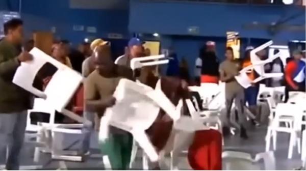 Bătaie cu scaune între politicieni rivali, în Africa de Sud