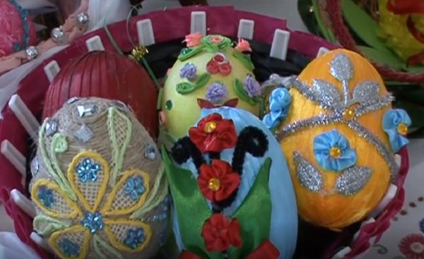 Ouă sculptate şi înfrumuseţate cu tehnici 3D, expuse la târgul de Paşte din Nădlac (Video)