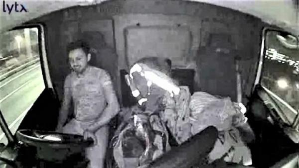 Video din cabina şoferului român de camion care conduce urmărind un show TV, înainte să provoace o tragedie