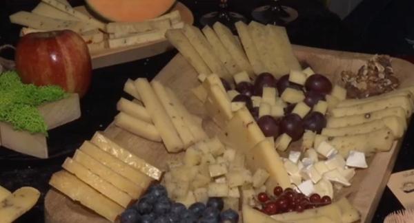 Colțul cu brânză, noua modă la nuntă, pe lângă candy bar sau îngheţata thailandeză (Video)