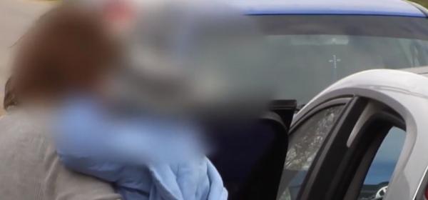 Revedere emoţionantă a copiilor bătuţi de tată la Galaţi cu mama care s-a întors în România (Video)