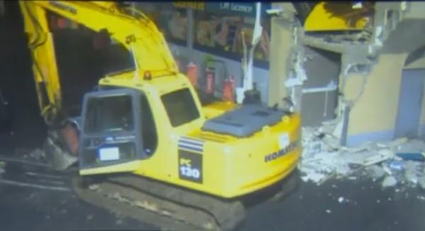 Bancomat distrus cu un excavator de hoţi în Irlanda de Nord (Video)